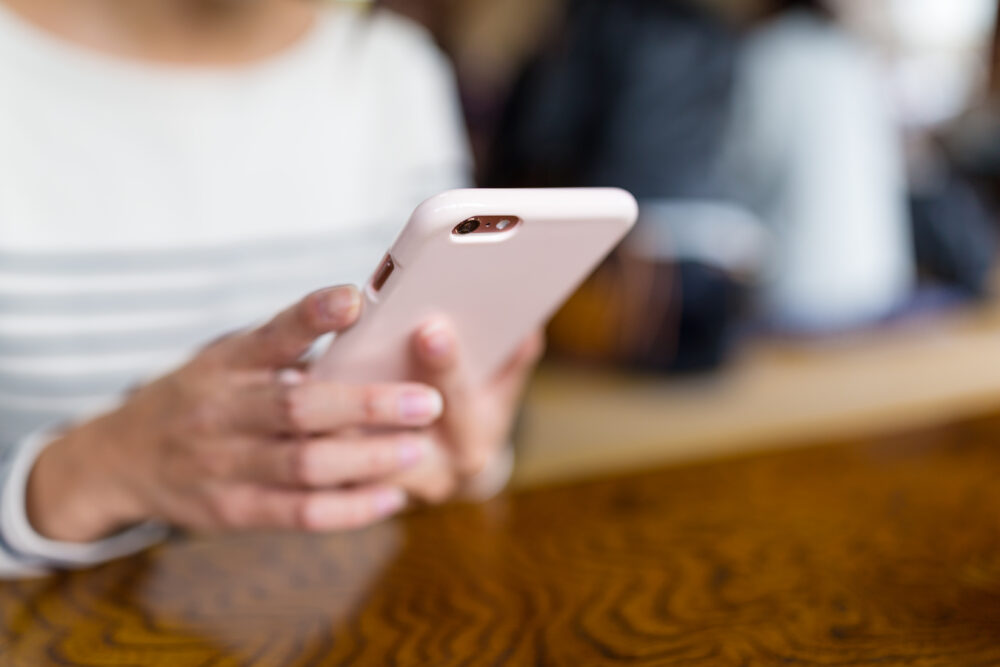 woman using mobile phone HENHYMF